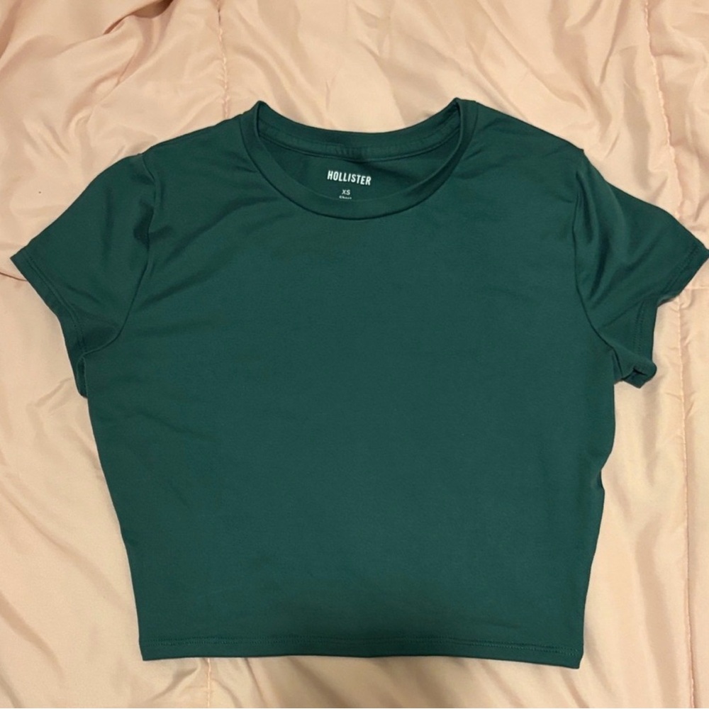 Hollister Women's Forest Green Crewneck Crop Tee